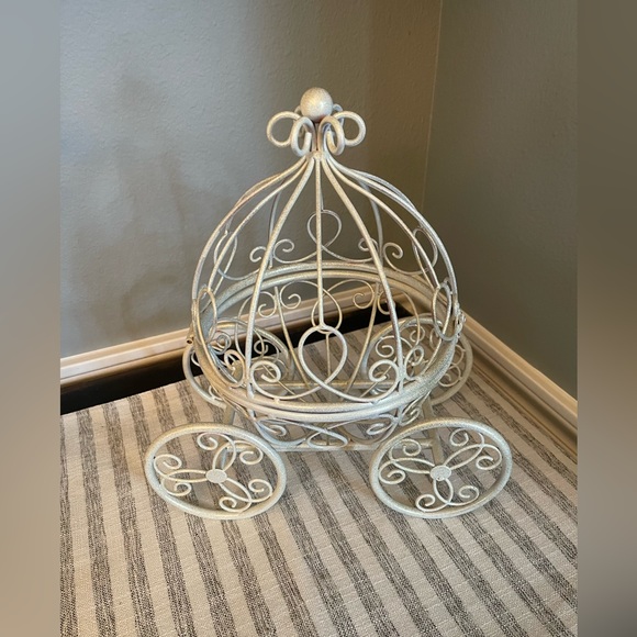 Cinderella Style Wire Carriage - Great for A Kids Room - Picture 3 of 7